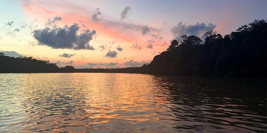 Wunderschöner Sonnenuntergang über dem Kinabatangan-Fluss auf Borneo