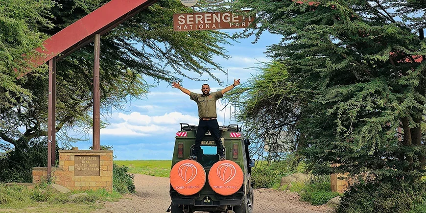 Safari-Guide Madeal vor dem Eingang zur Serengeti
