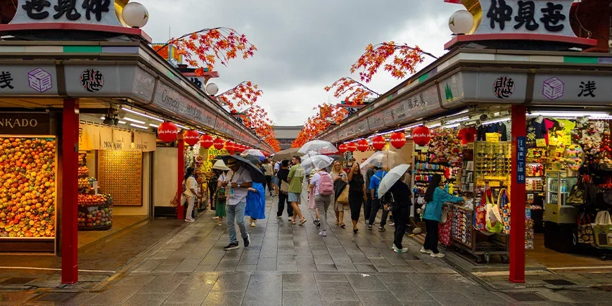Der Weg, der zum Sensoji-Tempel in Asakusa, Tokio, führt
