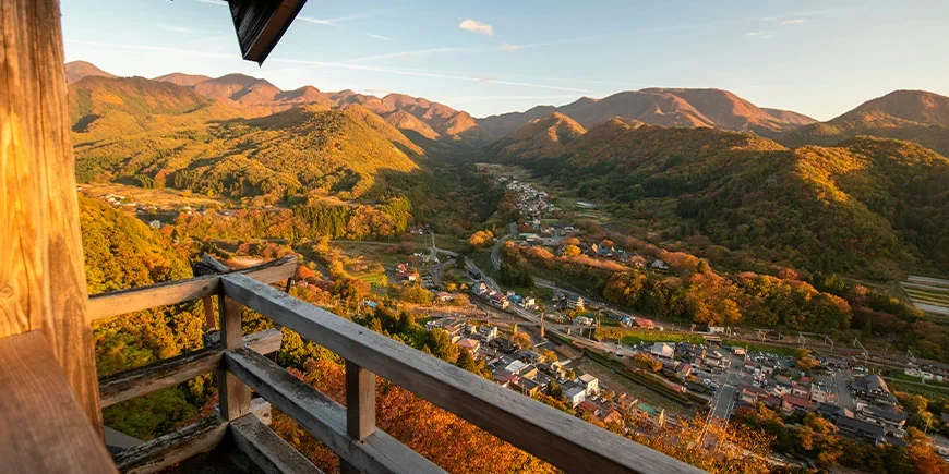 Blick vom Yamadera-Tempel in Japan im Herbst