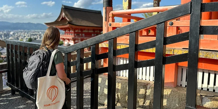 TourCompass Mitarbeiterin am Kiyomizu-Tempel in Kioto