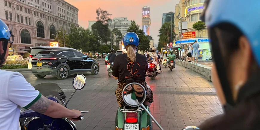 Michelle von TourCompass auf einer Vespa in Ho-Chi-Minh-Stadt