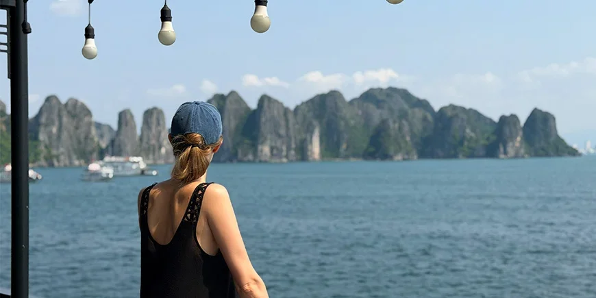 Iida von TourCompass bewundert die Kalksteinfelsen der Halong-Bucht