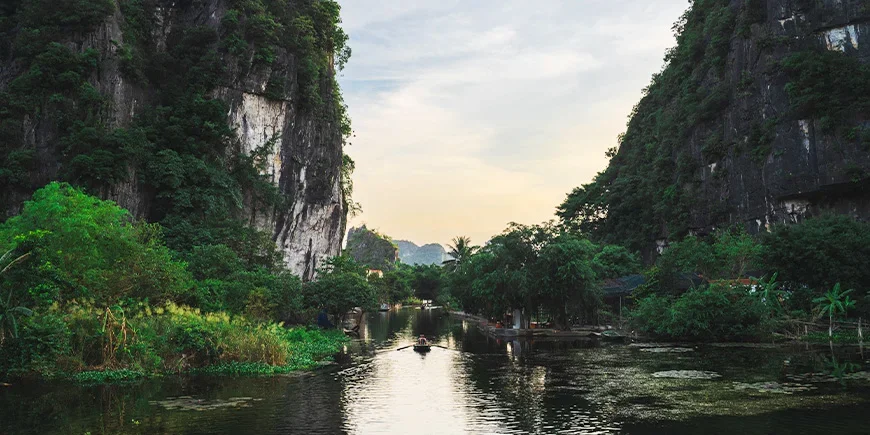 Die Kalksteinfelsen von Ninh Binh im Norden Vietnams