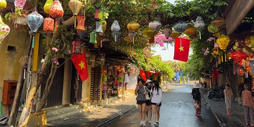 Wunderschöne Straße mit Laternen in Hoi An