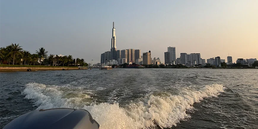 Ho-Chi-Minh-Stadt vom Wasser aus gesehen