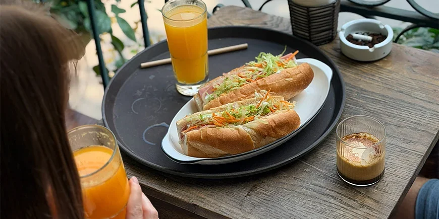 Banh-Mi-Sandwich und Kaffee in einem Café in Hanoi