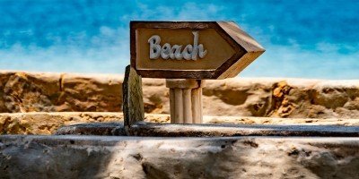 Schild am Strand von Diani Beach in der Nähe von Mombasa