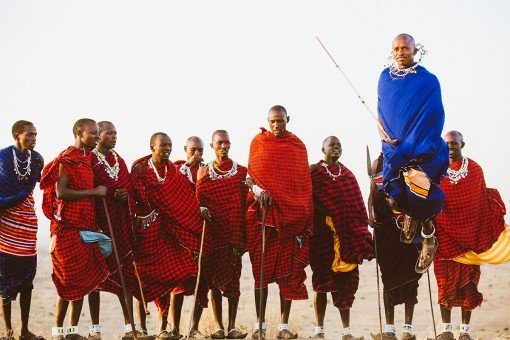Der fröhliche Gesang und die hohen Sprünge der Masai