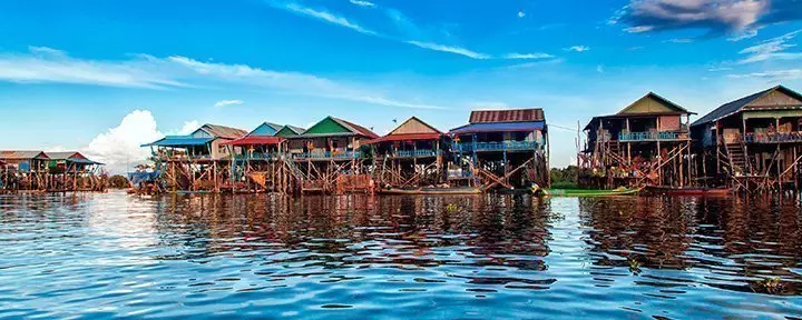 Schwimmendes Dorf am See Tonle Sap in Kambodscha