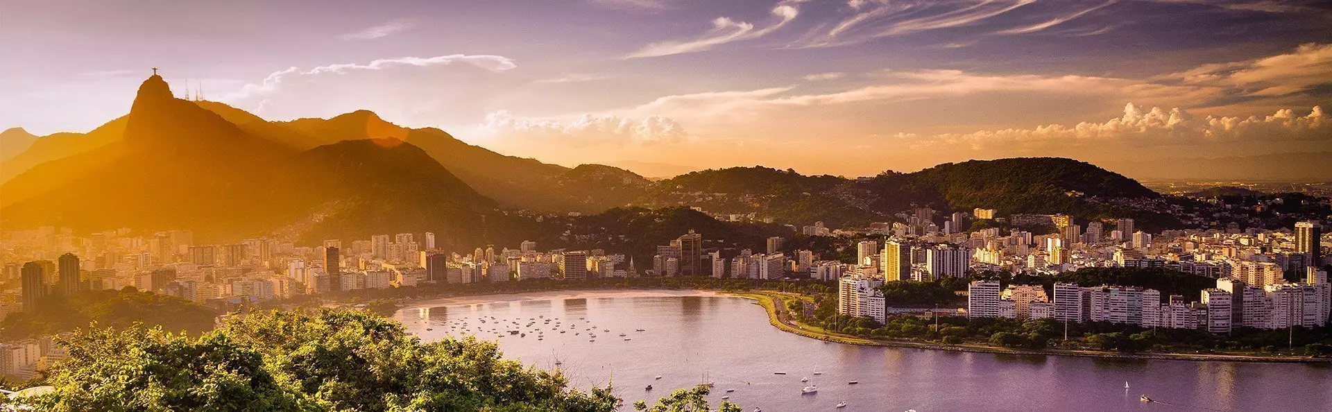 Erlöserdenkmal Christusstatue und Berg Corcovado in Rio de Janeiro aus der Vogelperspektive, Brasilien