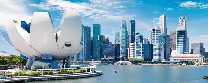 Skyline von Singapur an einem sonnigen Tag