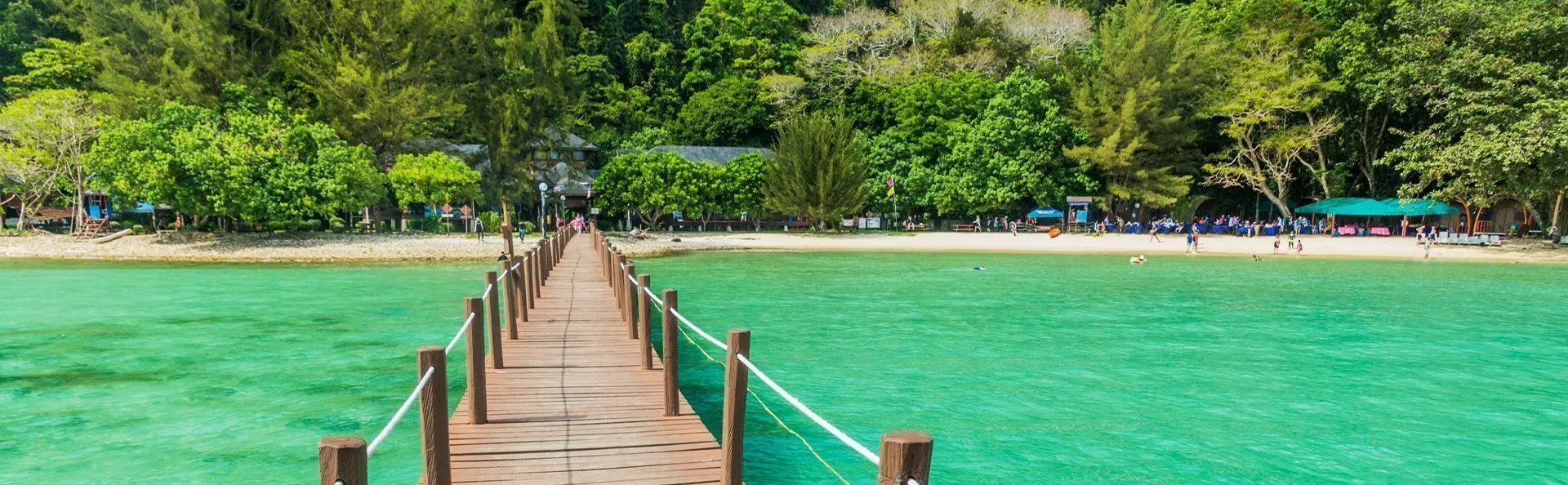 Brücke im Wasser auf Gaya Island in Malaysia