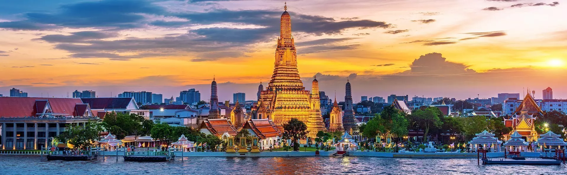 Wat Arun Tempel bei Sonnenuntergang in Bangkok, Thailand