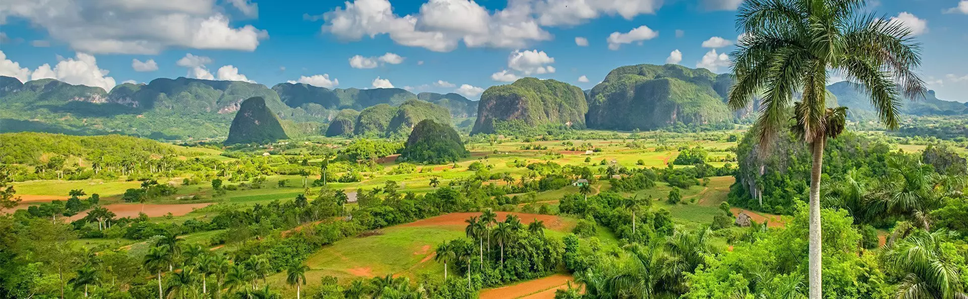 Panoramablick auf das Viñales-Tal bei Sonnenuntergang aus der Vogelperspektive, Kuba