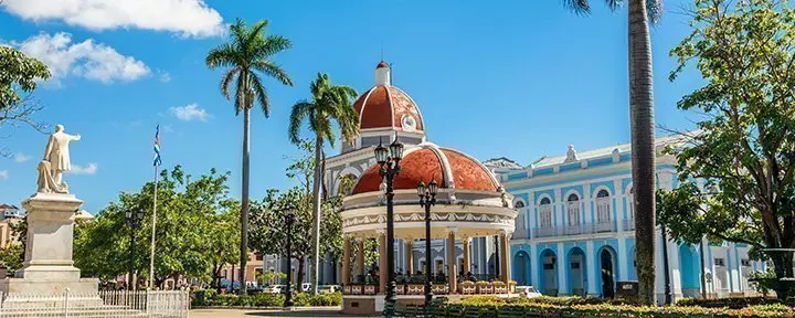 Aussicht auf den Plaza und das Rathausgebäude in Cienfuegos