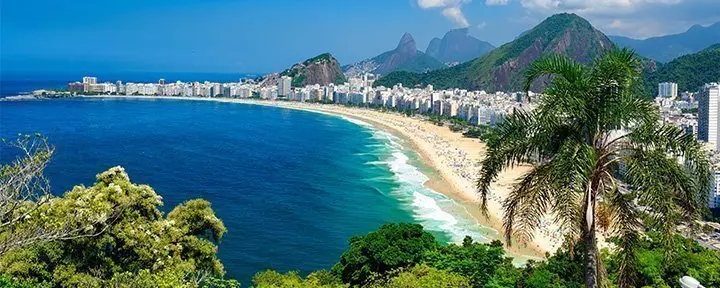 Strand Copacabana und Zuckerhut in Rio de Janeiro aus der Vogelperspektive, Brasilien