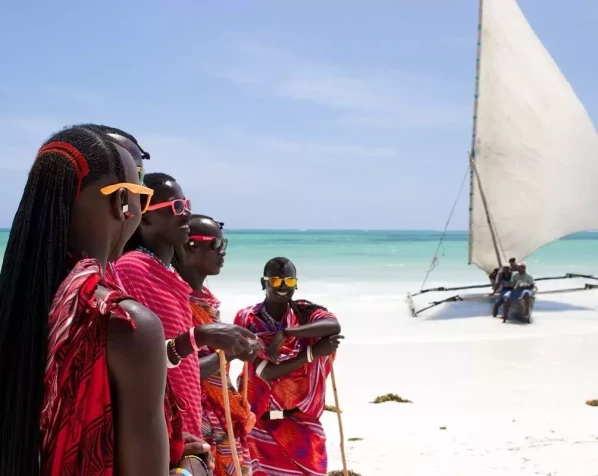 Massai am Strand von Sansibar