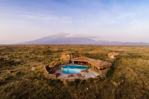 Osiligilai Maasai Lodge mit dem Kilimandscharo im Hintergrund
