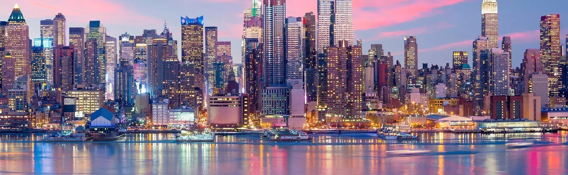 Die wunderschöne Skyline von New York im Abendlicht