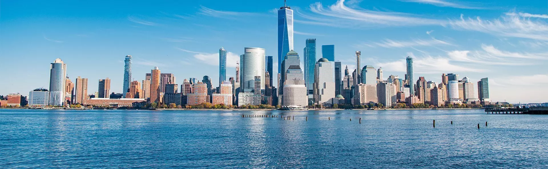 Skyline von New York an einem wolkenlosen Tag