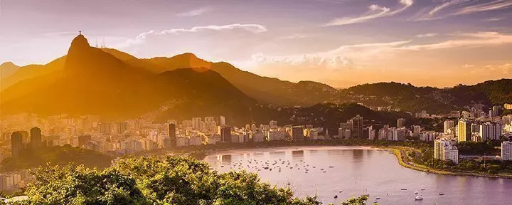 Erlöserdenkmal Christusstatue und Berg Corcovado in Rio de Janeiro aus der Vogelperspektive, Brasilien