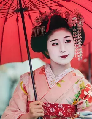 Japanische Geisha unter einem Schirm