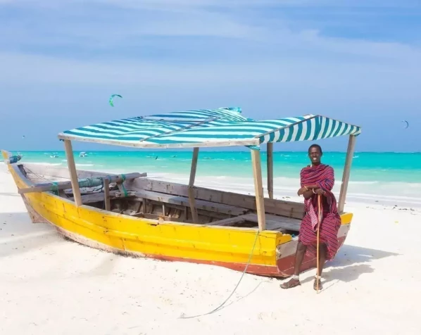 Traditionelles Boot am Strand von Sansibar