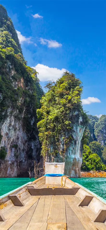 Ein langschwänziges Boot auf einem See im Khao-Sok-Nationalpark in Thailand