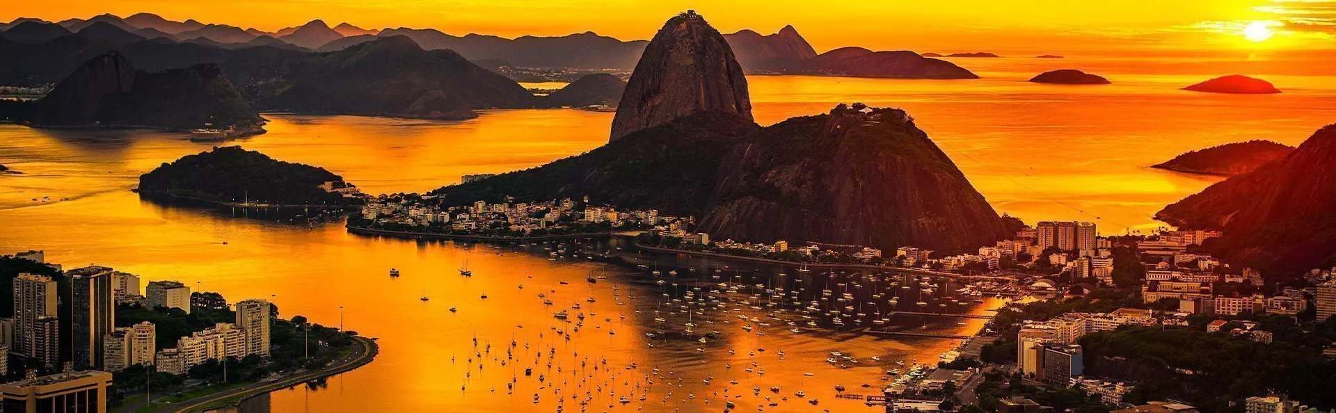 Überblick über Rio de Janeiro bei Sonnenuntergang