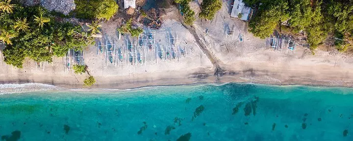 Strand in Indonesien aus der Vogelperspektive