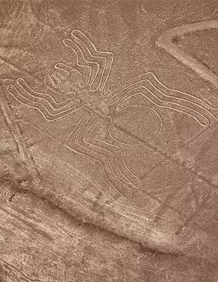 Spinnennetzartige Nazca-Linien in der peruanischen Wüste