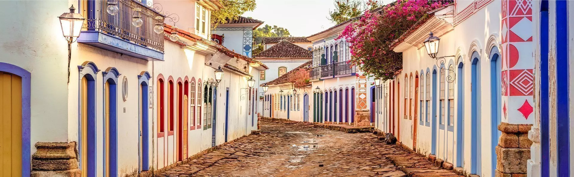 Aussicht auf das historische Zentrum mit der Kirche in Paraty, Rio de Janeiro, Brasilien