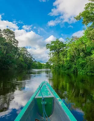 Bootsfahrt, tief im Amazonas-Regenwald in Ecuador