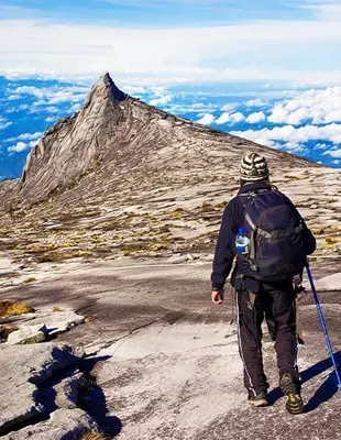 Mann beim Trekking auf dem Mount Kinabalu in Malaysia